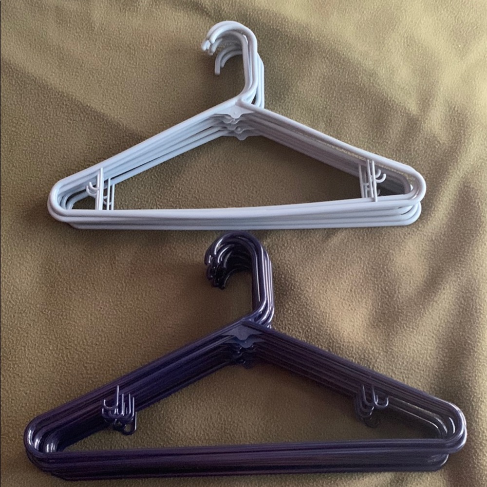 EUC 8 light blue & 12 dark blue tube hangers. Approximately 16 1/2” x 9 1/2”.